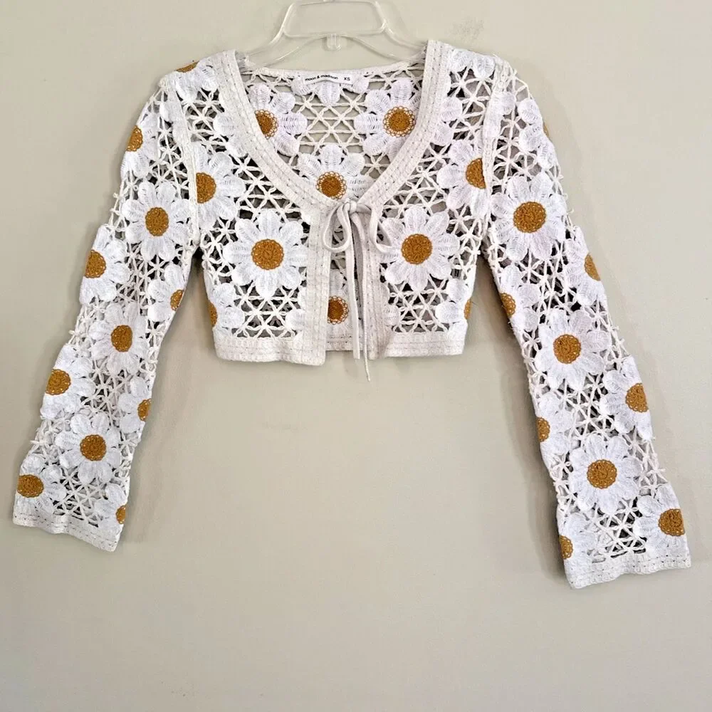 Moon & Madison Crochet Daisy Crop Sweater Womens Sz XS Boho Festival Grannycore